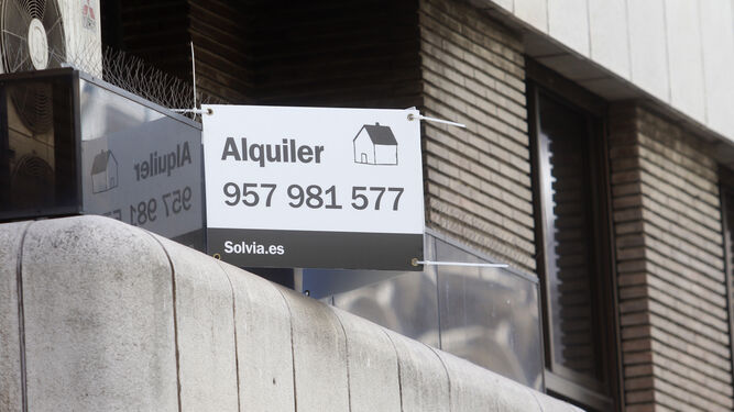 Un cartel de alquiler en Córdoba.