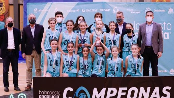 La selección cordobesa de mini femenino levantando el título de campeón de Andalucía.