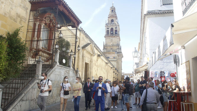 Turistas en el entorno de la Mezquita-Catedral.