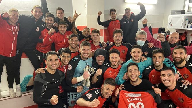 Los jugadores del Salerm celebran el triunfo al Sevilla C.