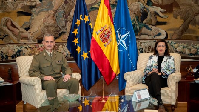El general Aroldo Lázaro Sáenz junto a la ministra de Defensa, Margarita Robles.