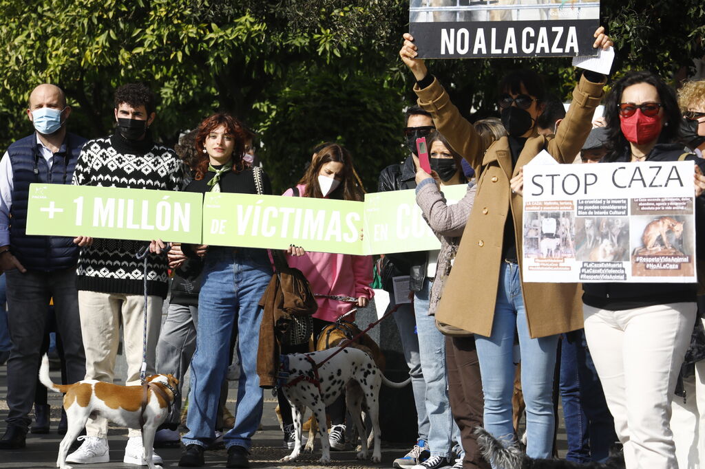 La protesta en C&oacute;rdoba contra el uso de perros en la caza, en fotograf&iacute;as