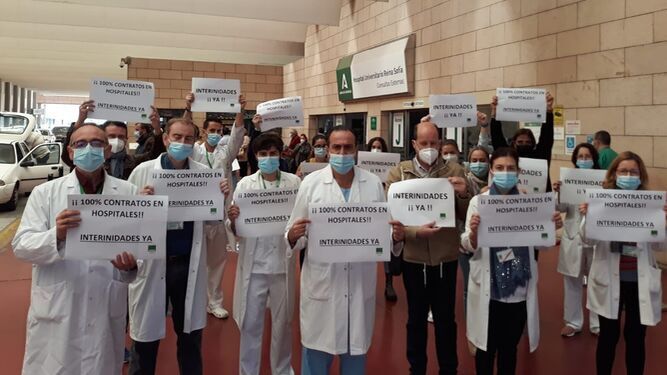 Una concentración de enfermeros en el Hospital Reina Sofía el pasado noviembre.