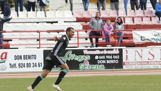 De las Cuevas celebra el gol de la victoria en la última salida del Córdoba a Don Benito.