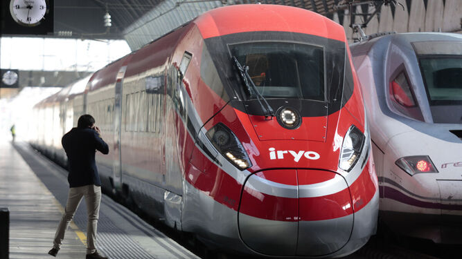 Primer plano del tren rojo Iryo.