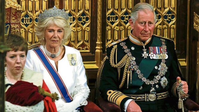 Carlos de Inglaterra y Camilla de Cornualles, en la abadía de Westminster, durante un evento oficial.