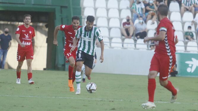 José Ruiz controla el balón ante la presencia de varios jugadores del Don Benito.