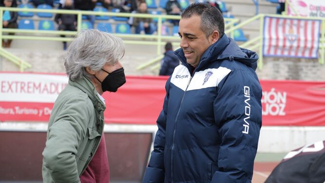 Germán Crespo dialoga con el técnico del Don Benito, Roberto Aguirre.