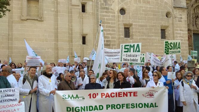 Médicos andaluces durante una reciente protesta ante el SAS.