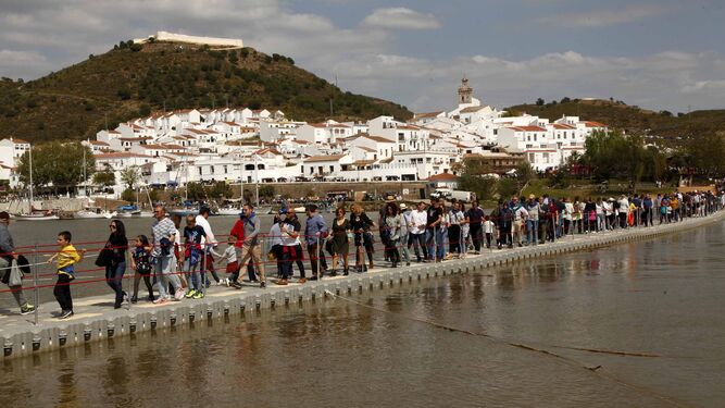 Puente efímero que anualmente se instala entre ambos municipios con motivo del Festival del Contrabando