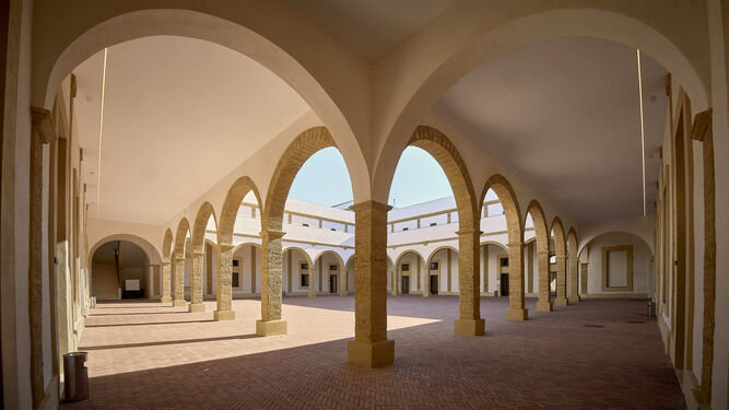 Patio del antiguo Penal de las Cuatro Torres, ya restaurado y destinado a alojamiento de la Armada saudí.