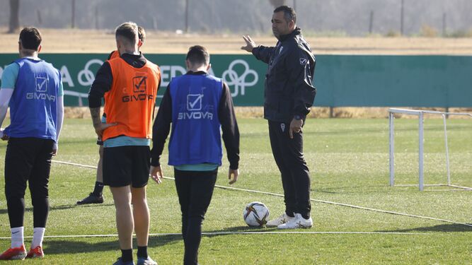 Germán Crespo da órdenes a sus jugadores durante un entrenamiento.