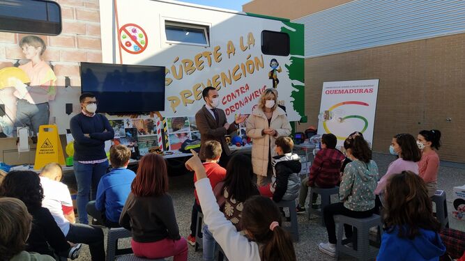 Herrador y Troncoso explican la campaña a los alumnos del colegio Turruñuelos.