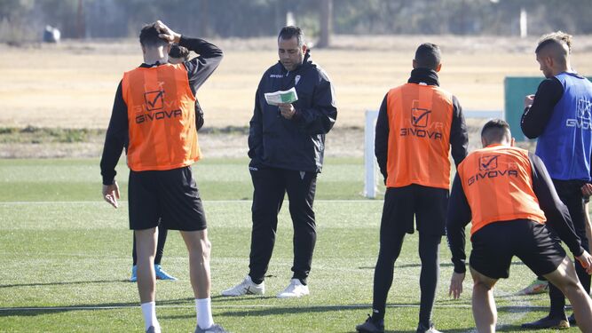Germán Crespo da indicaciones a sus jugadores durante un entrenamiento.