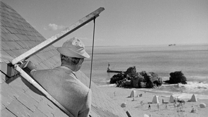 Hulot-Tati oteando el horizonte playero en 'Las vacaciones del señor Hulot' (1953).