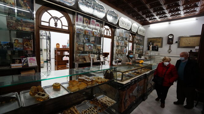 Pastelería de Manuel Aguilar, en Montilla, una de las más antiguas de la comarca.