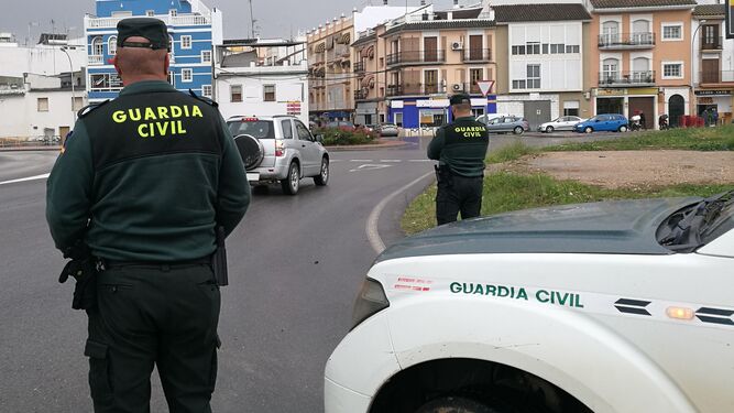 Dos agentes de la Guardia Civil en Puente Genil.