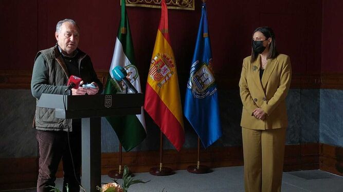 Antonio Gómez Herrera, Pierrot de Plata, en el momento de tomar la palabra durante el acto. A su derecha, la alcaldesa, Patricia Cavada.