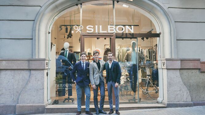 Pablo López, Oriol Elcacho y Carlos Galluzo en la tienda de Barcelona.