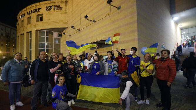 Un grupo de ucranianos en el pabellón de Vista Alegre, en Córdoba.