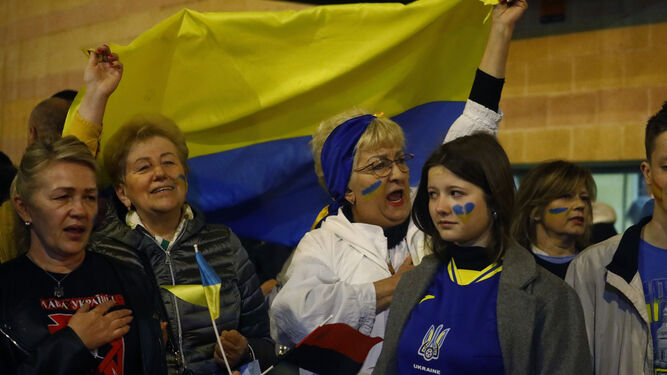 Aficionados de Ucrania  a las puertas del pabellón Vista Alegre de Córdoba el pasado jueves.