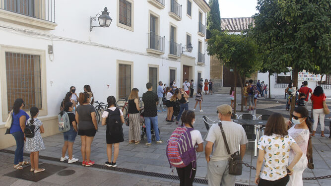 Alumnos esperan entrar en el colegio Caballeros de Santiago.