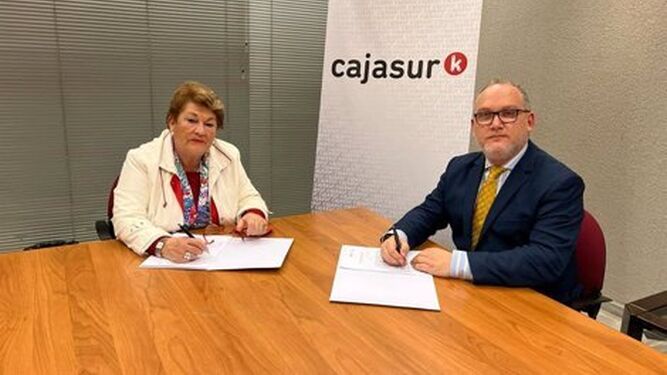 Olga Caballero y Aberto Castro en la firma del acuerdo.