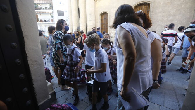 Un grupo de alumnos accede a un centro escolar de la capital cordobesa.