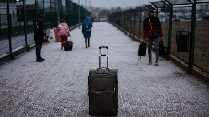 Una maleta, en el paso fronterizo de Medyka en Polonia.