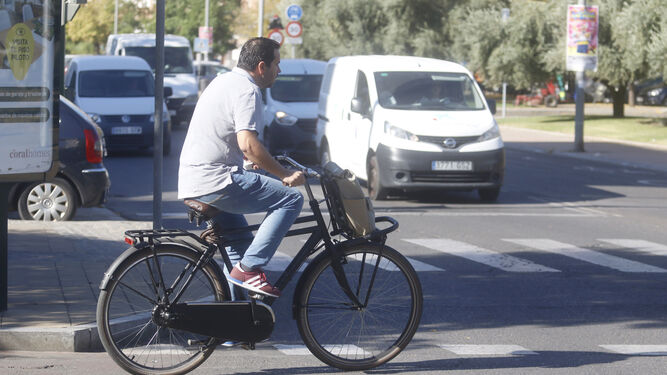 Un hombre pasea en bicicleta por la capital.