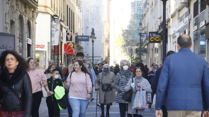 Varias personas pasean por el centro de Córdoba.