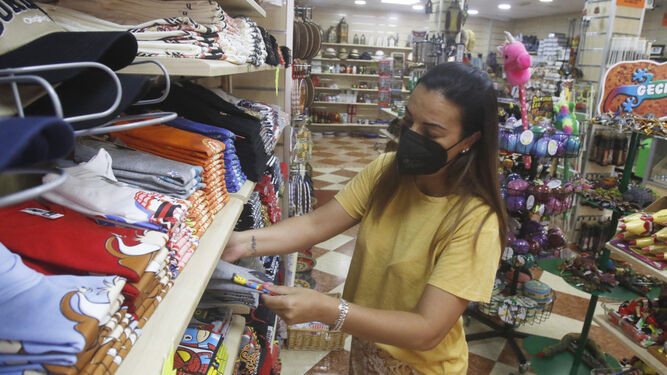 Una mujer trabaja en el interior de una tienda de Córdoba.