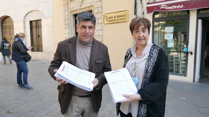 Rafael Llamas y Francisca Carmona presentan las firmas recogidas.