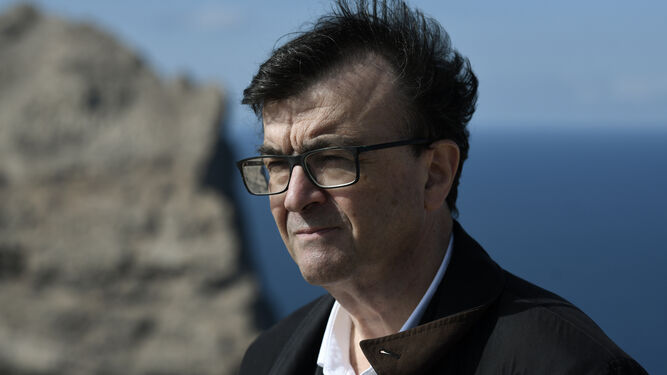 Javier Cercas, en el Mirador Colomer de Mallorca, uno de los paisajes que aparece en su novela.