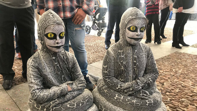 Dos pequeños disfrazados de serpientes en Villanueva de Córdoba.