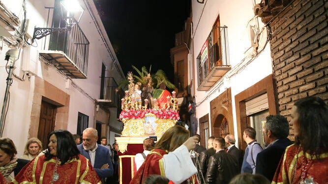 La Borriquita avanza por las calles de Montoro.