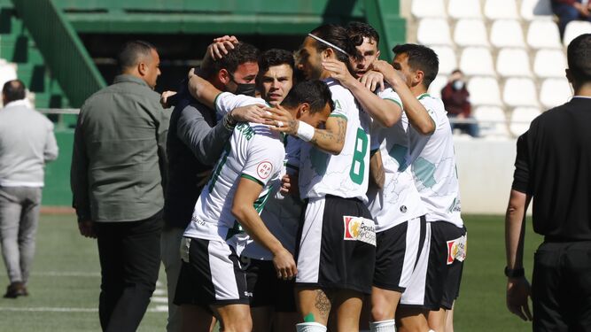 Los jugadores del Córdoba CF se abrazan a Julio Cruz tras el gol de Luismi.
