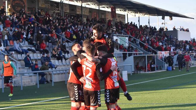 Los jugadores del Salerm Puente Genil celebran uno de los goles marcados ante el Recreativo de Huelva.