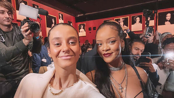 El ‘selfie’ de Victoria Federica con Rihanna en el ‘front row’ de la Semana de la Moda de París.