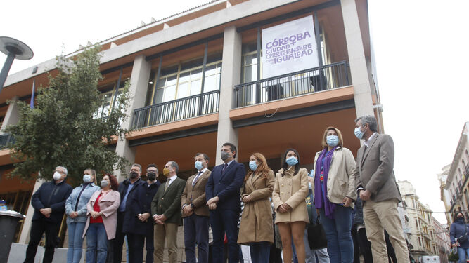 Lona en favor de la igualdad desplegada en el Ayuntamiento de Córdoba.
