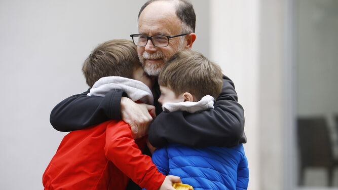 Juan Antonio García abraza a sus dos hijos.
