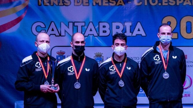 Los jugadores del Cajasur Priego posan con el trofeo de subcampeones.