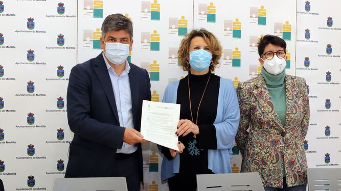 Firma del convenio entre el Ayuntamiento de Montilla y EMET-Arcoíris.