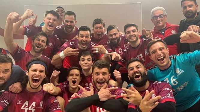 Los jugadores del Cajasur Córdoba celebran su triunfo en Soria.