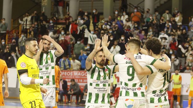 Los jugadores del Córdoba Futsal celebran uno de los goles marcados al Burela.