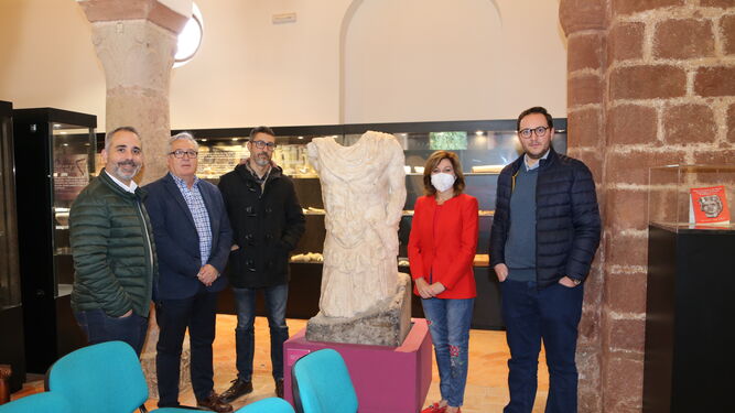Asistentes a la inauguración de la muestra en el Museo Arqueológico de Montoro.