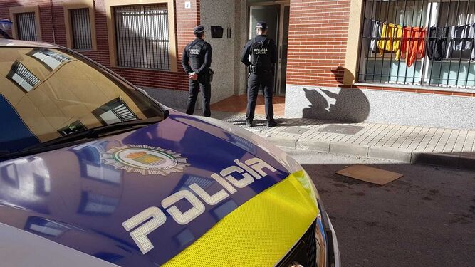 Actuación policial en una vivienda afectada por la ocupación ilegal en Almería.