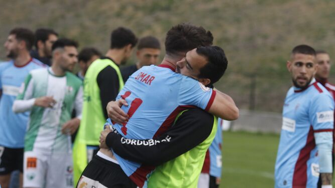 Omar Perdomo se abraza a De las Cuevas al término del partido ante el Antequera.