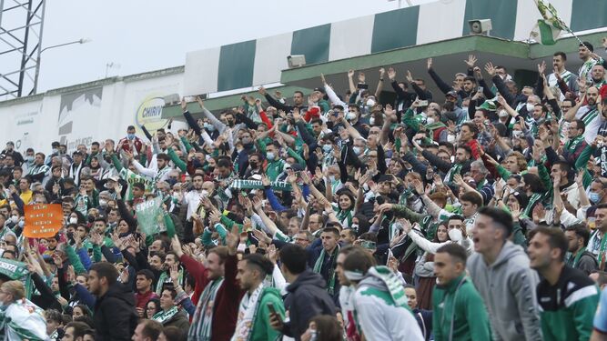 La afición del Córdoba CF canta en la grada de El Maulí.