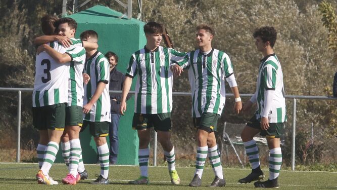 Los jugadores del Córdoba juvenil celebran un gol.